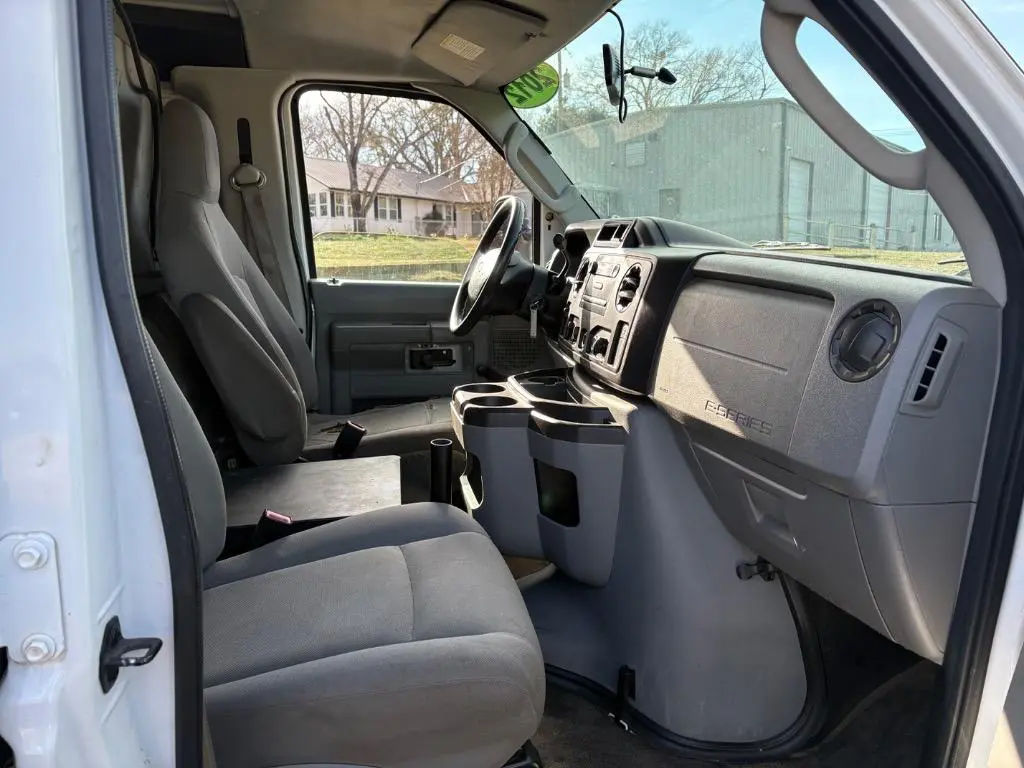 2012 Ford E-Series E-150 Van photo 5