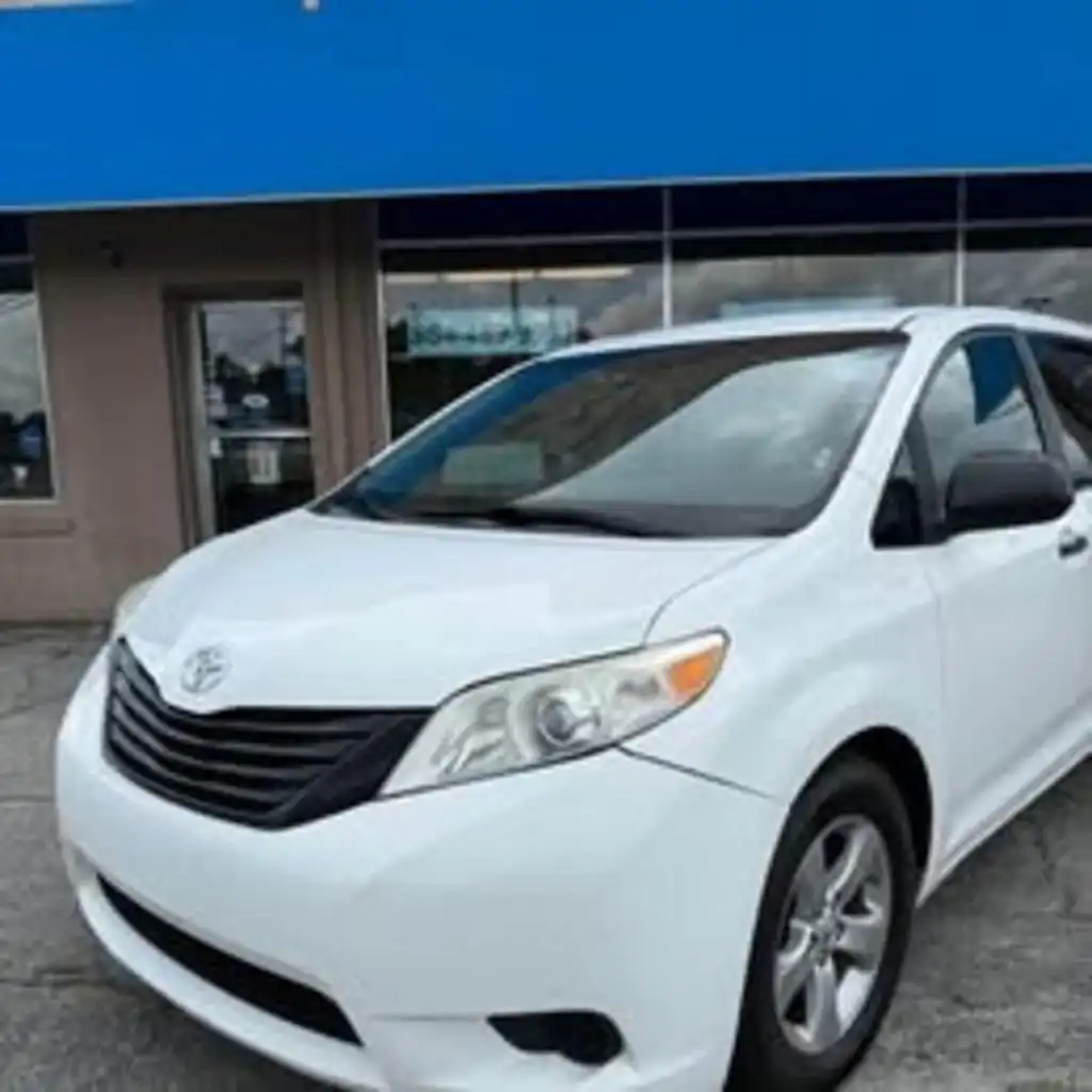 2017 Toyota Sienna L V6 7-Passenger's photo