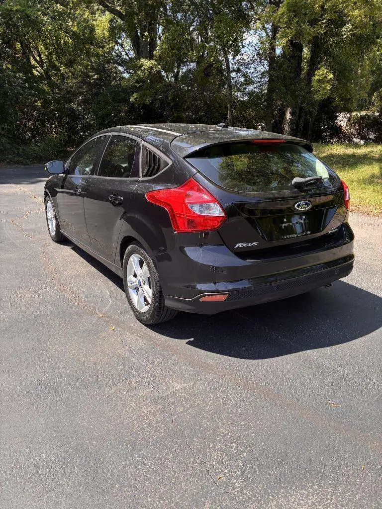 2014 Ford Focus SE Hatchback 5-Door photo 3