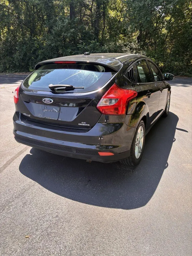 2014 Ford Focus SE Hatchback 5-Door photo 4