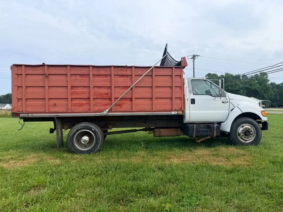 2000 Ford F-650's photo