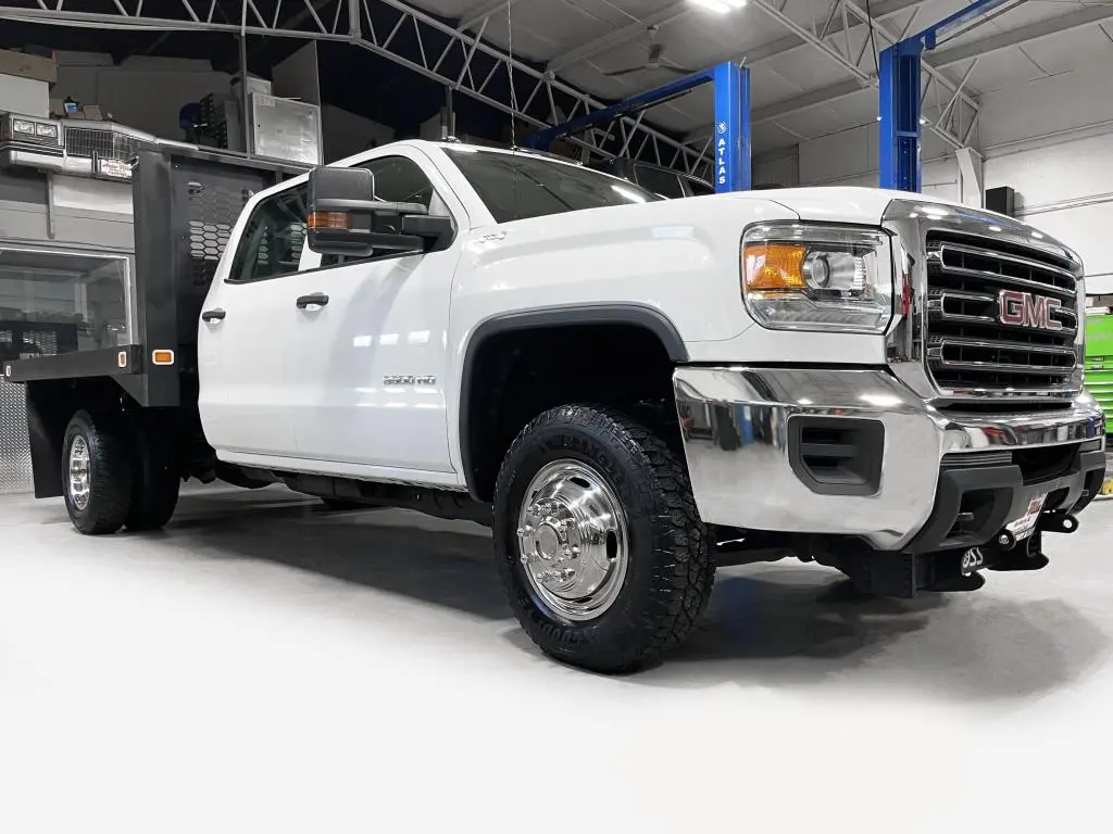 2018 GMC Sierra 4WD Crew Cab Chassis photo 3