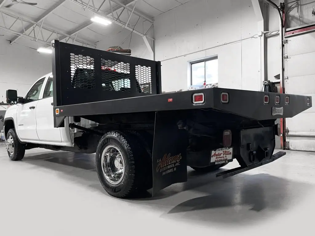 2018 GMC Sierra 4WD Crew Cab Chassis photo 5