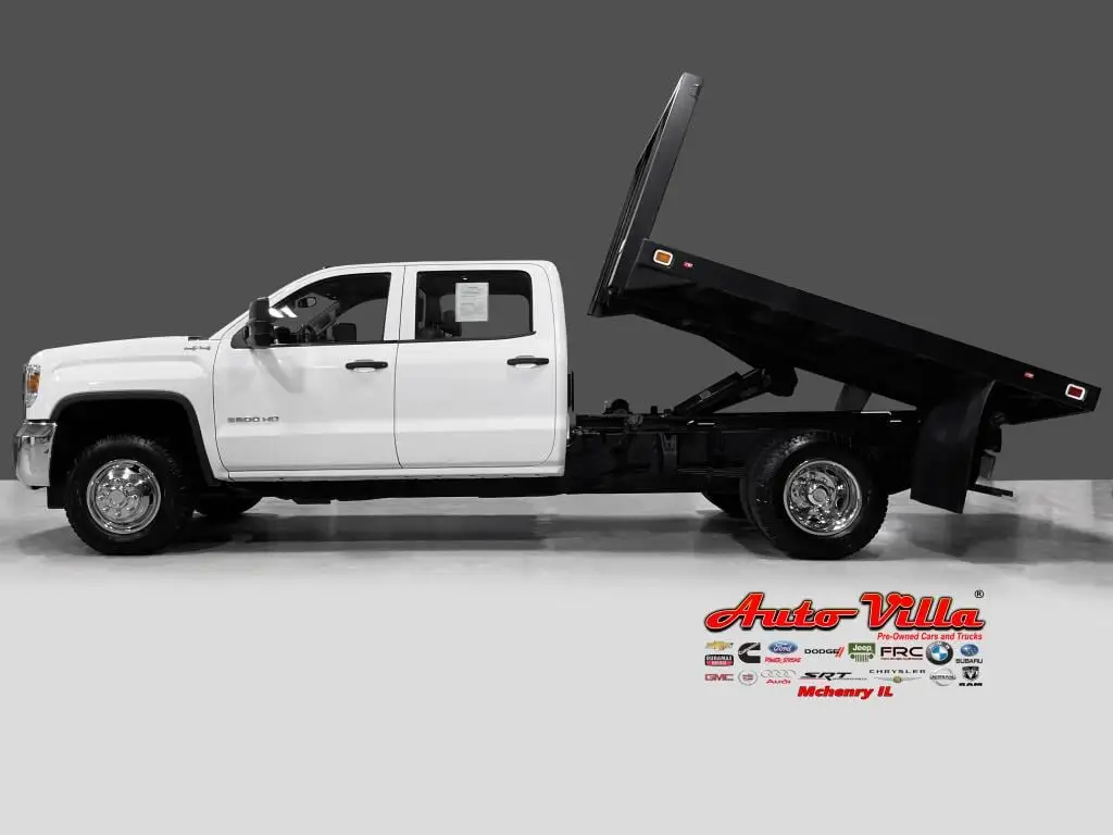 2018 GMC Sierra 4WD Crew Cab Chassis photo 1
