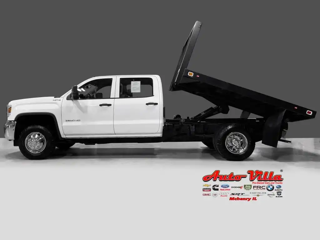2018 GMC Sierra 4WD Crew Cab Chassis's photo
