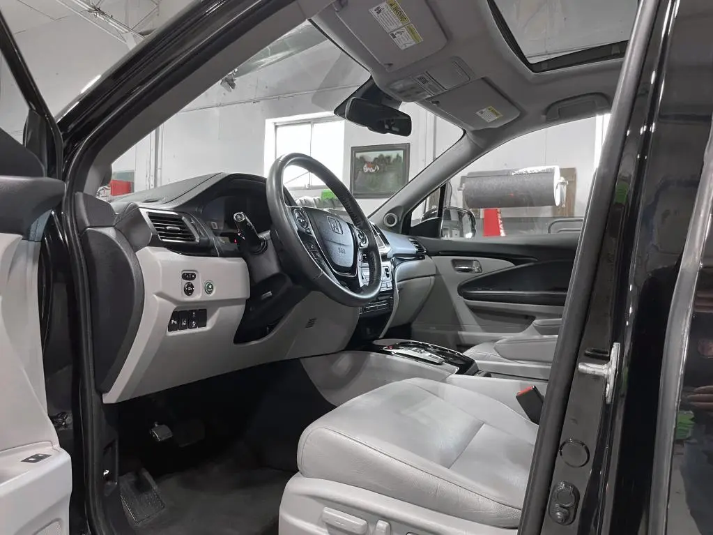 2017 Honda Pilot Touring 4WD photo 4