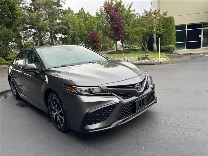 2022 Toyota Camry SE's photo