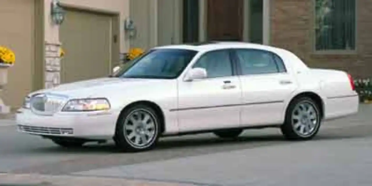 2004 Lincoln Town Car Signature's photo