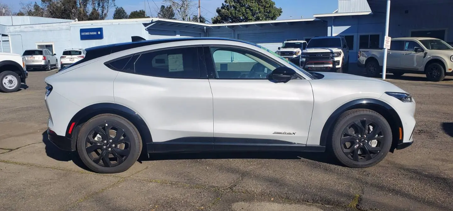 2023 Ford Mustang-Mach-e Premium photo 3