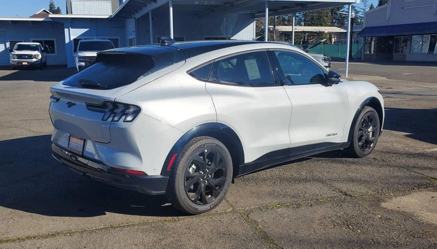 2023 Ford Mustang-Mach-e Premium photo 4