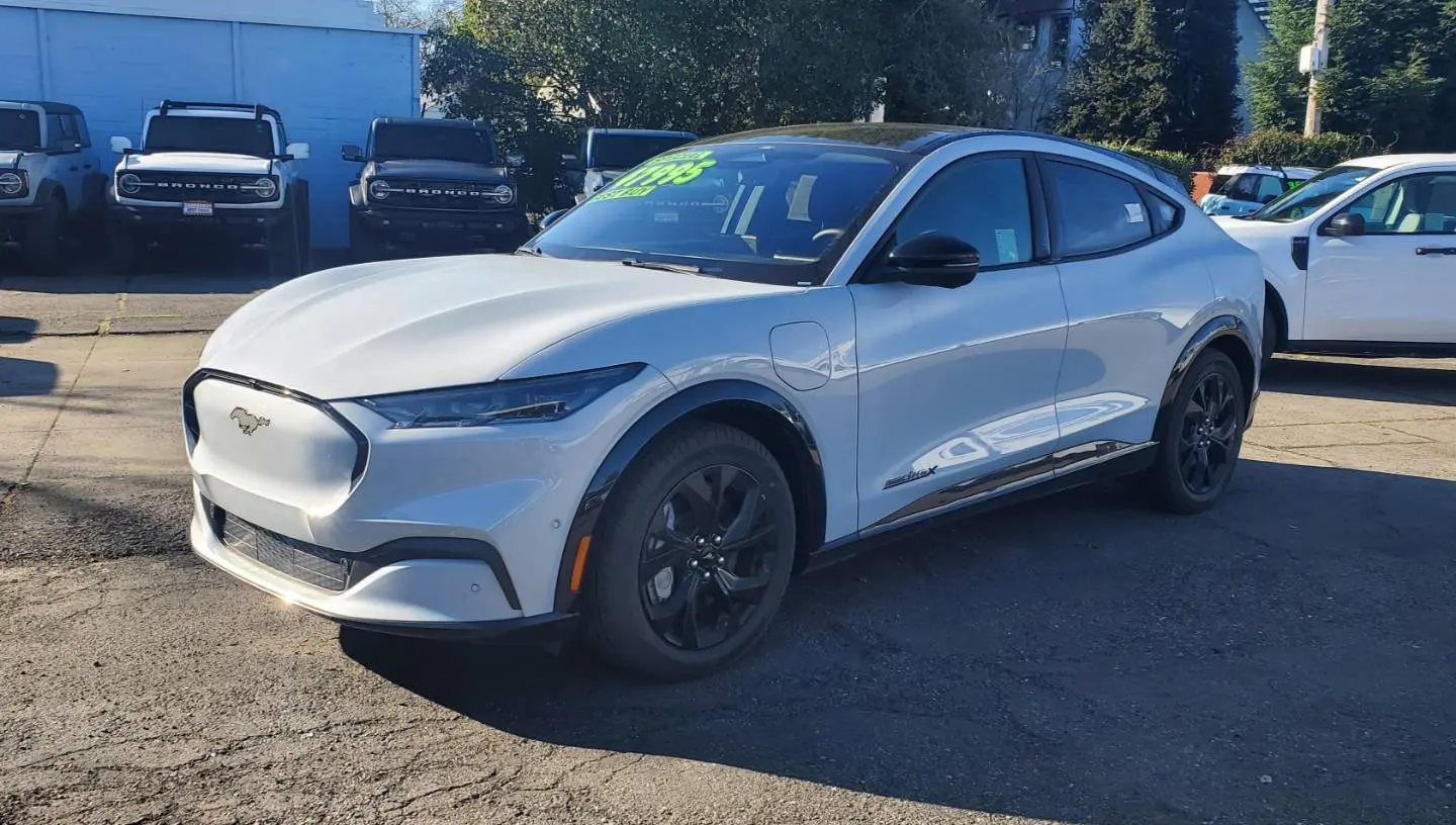 2023 Ford Mustang-Mach-e Premium photo 5