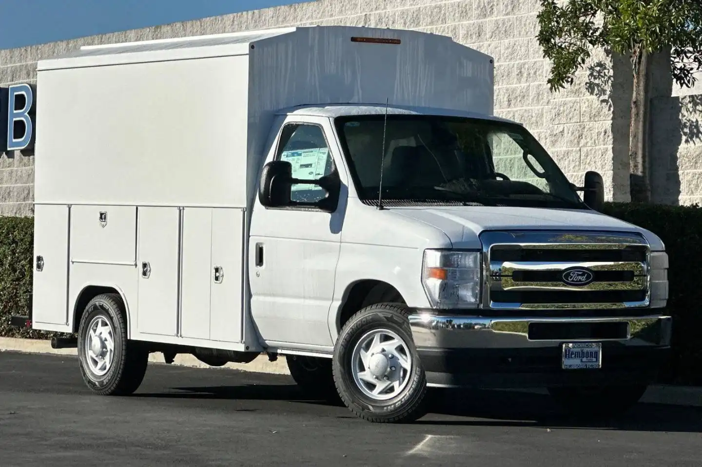 2026 Ford E-Series SRW E-350 Super Duty 138 in WB's photo
