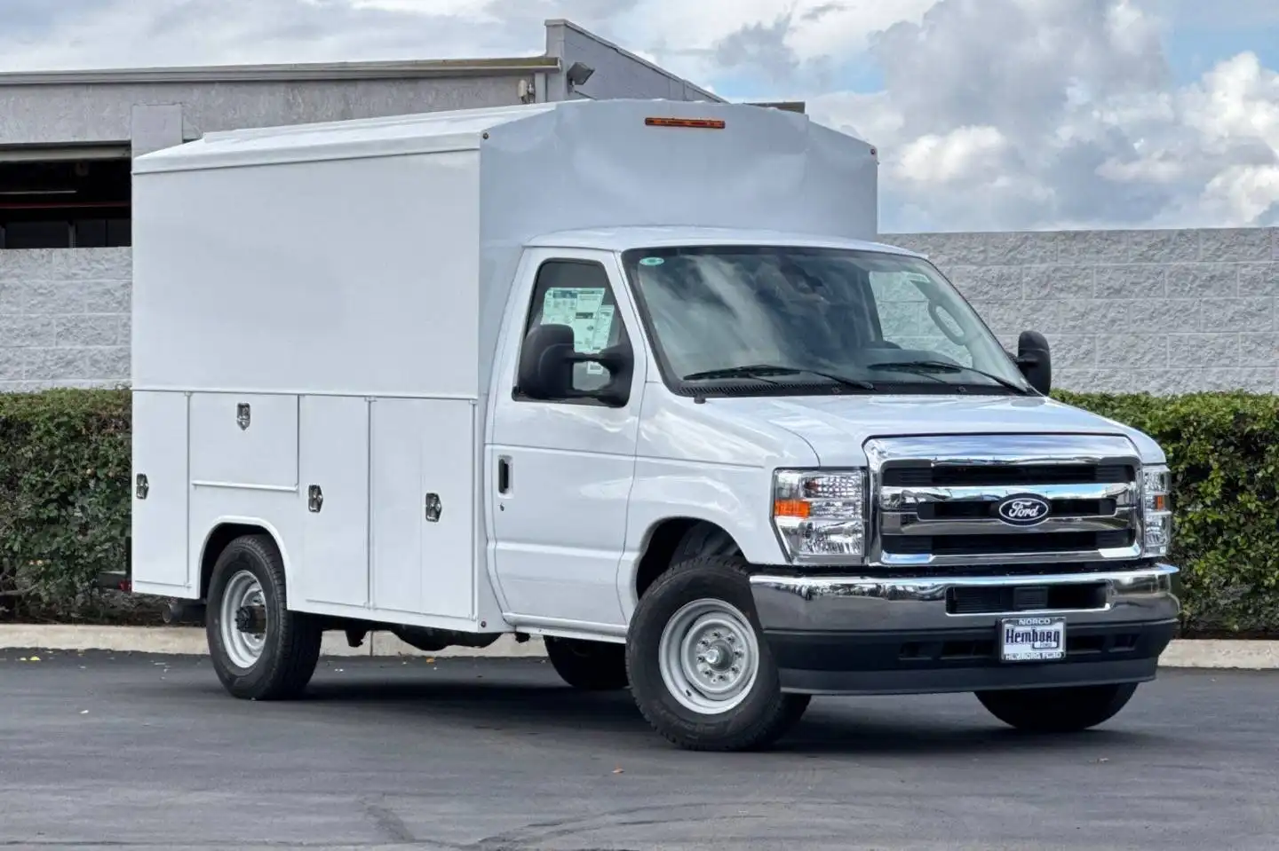 2026 Ford E-Series SRW E-350 Super Duty 138 in WB's photo
