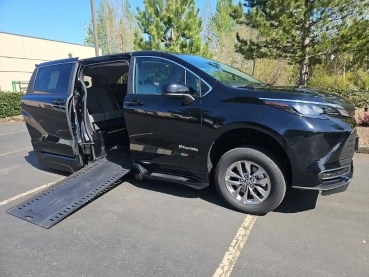 2025 Toyota Sienna LE 8-Passenger Hybrid FWD's photo