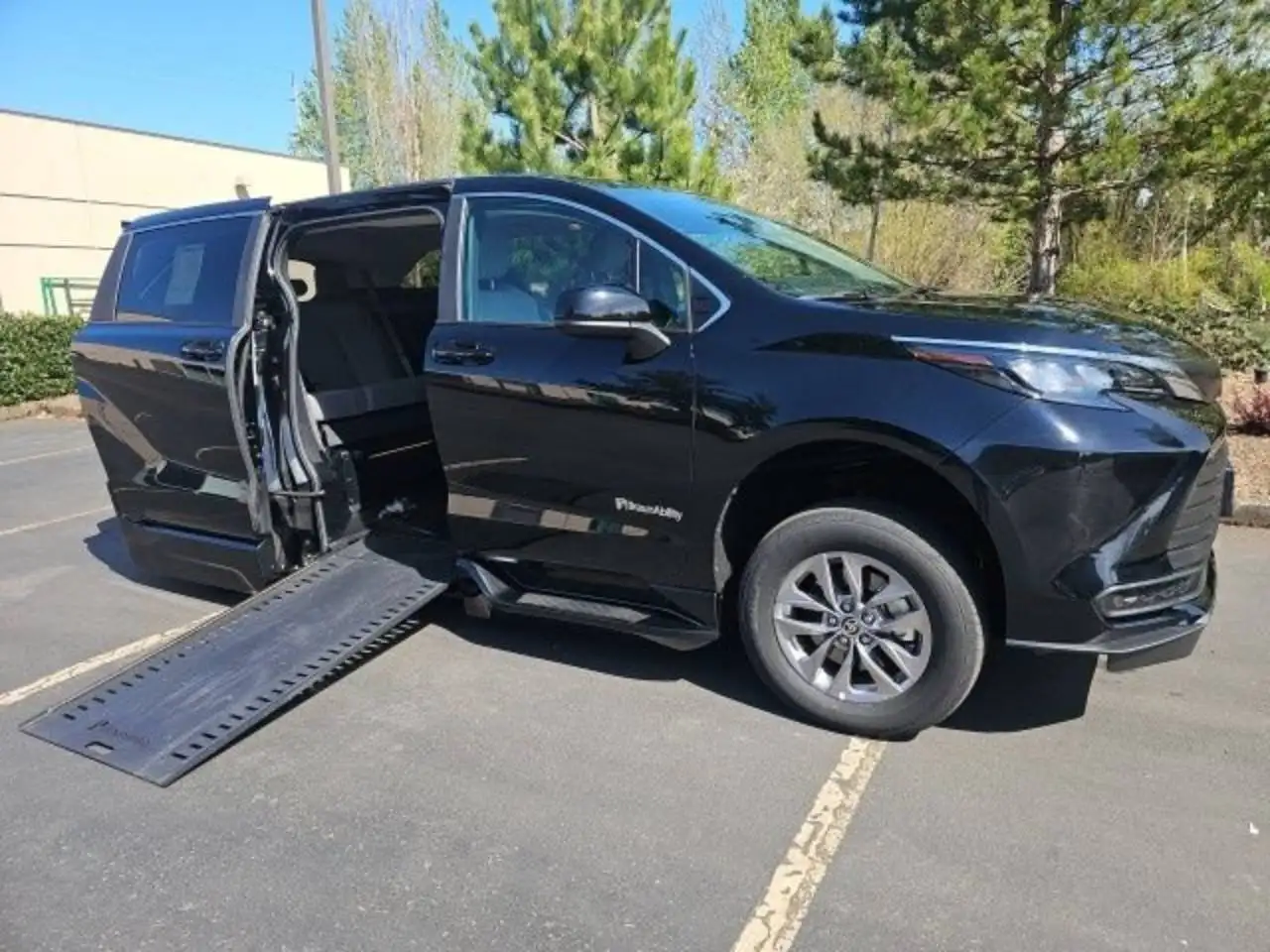 2025 Toyota Sienna LE 8-Passenger Hybrid FWD's photo