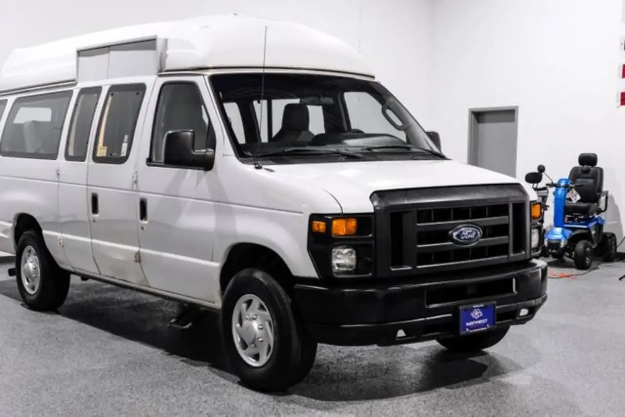2012 Ford E-Series E-350 Super Duty Extended photo 3