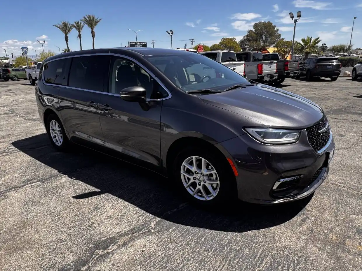 2023 Chrysler Pacifica Touring L's photo