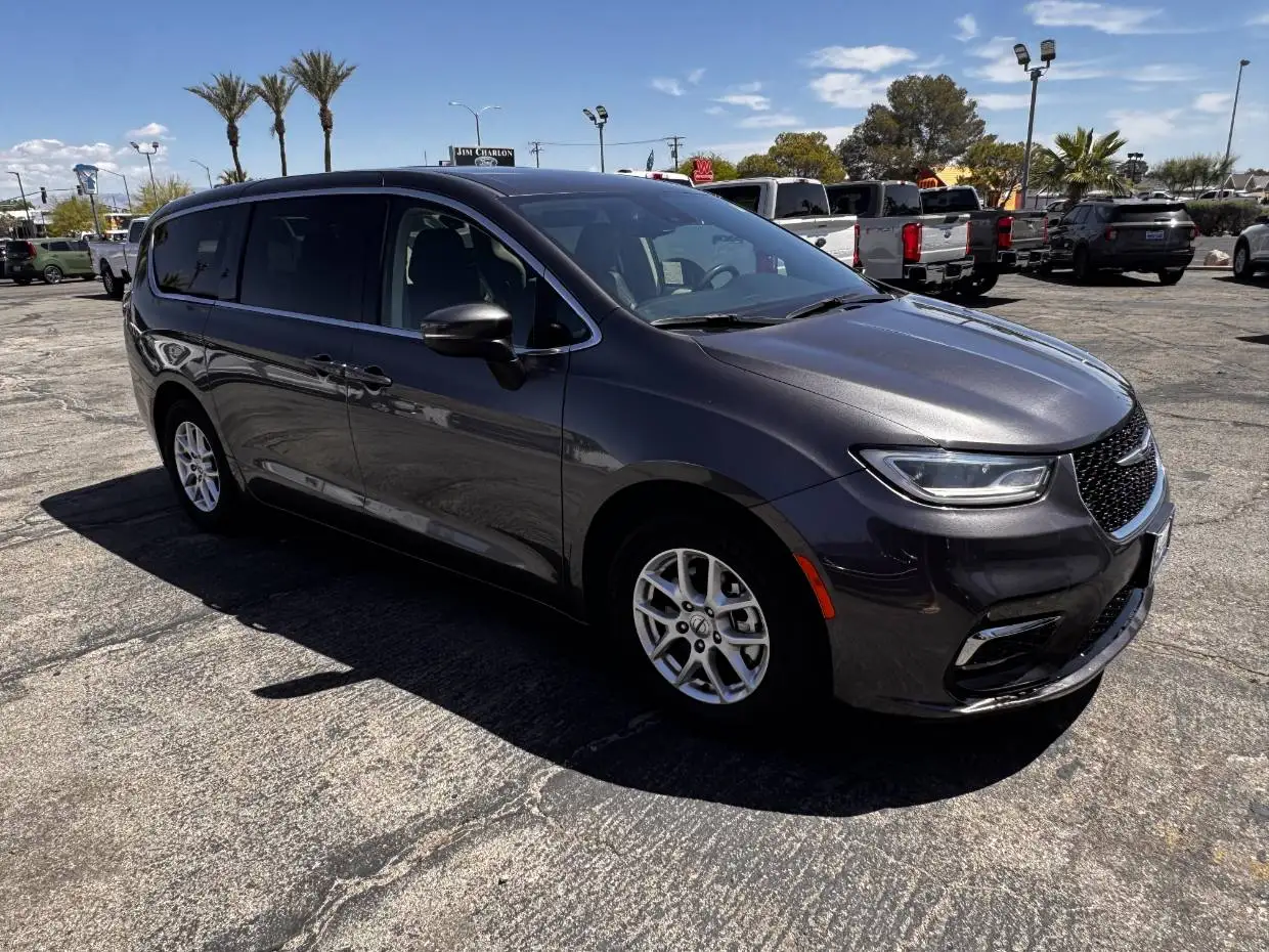 2023 Chrysler Pacifica Touring L photo 1