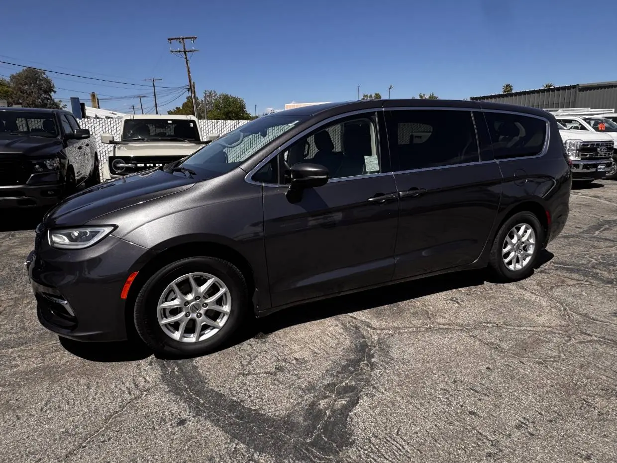 2023 Chrysler Pacifica Touring L photo 3