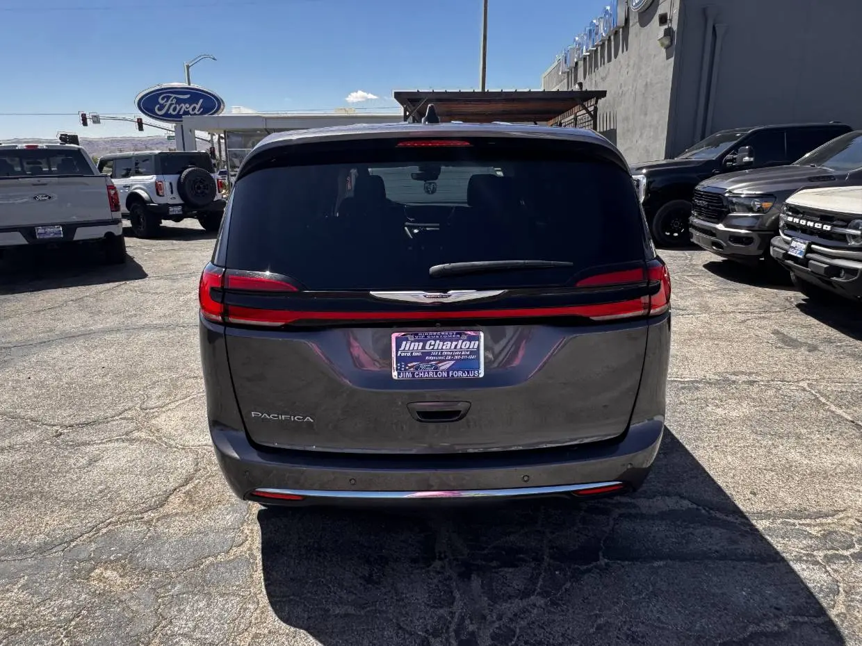 2023 Chrysler Pacifica Touring L photo 4