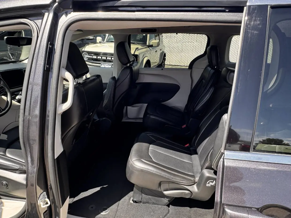 2023 Chrysler Pacifica Touring L photo 5