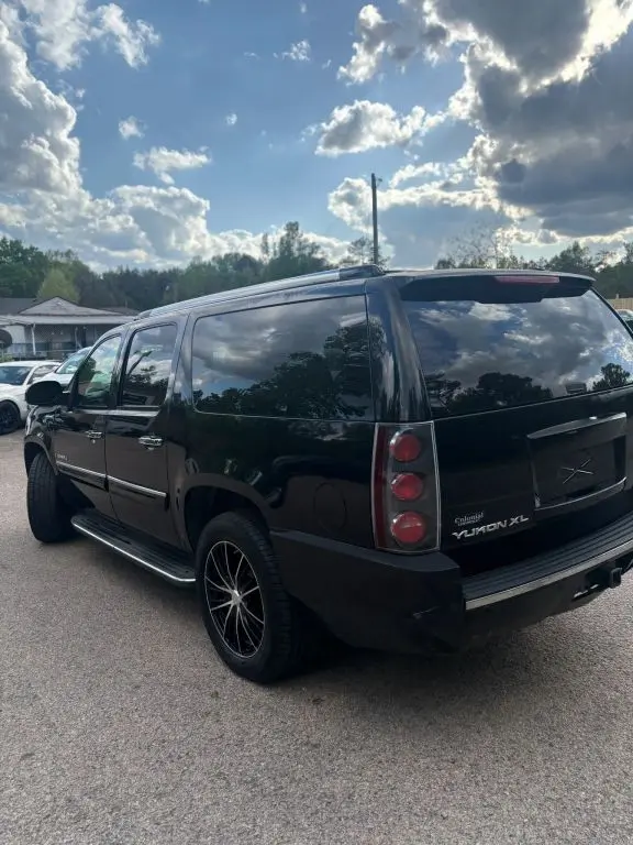 2007 GMC Yukon Denali photo 3