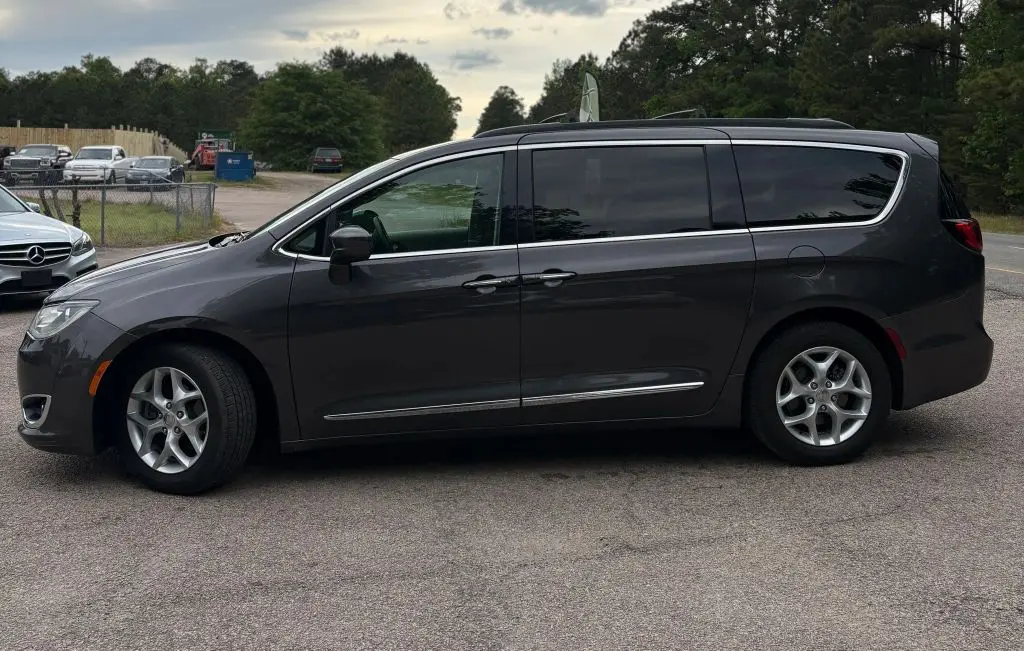 2017 Chrysler Pacifica Touring-L photo 3