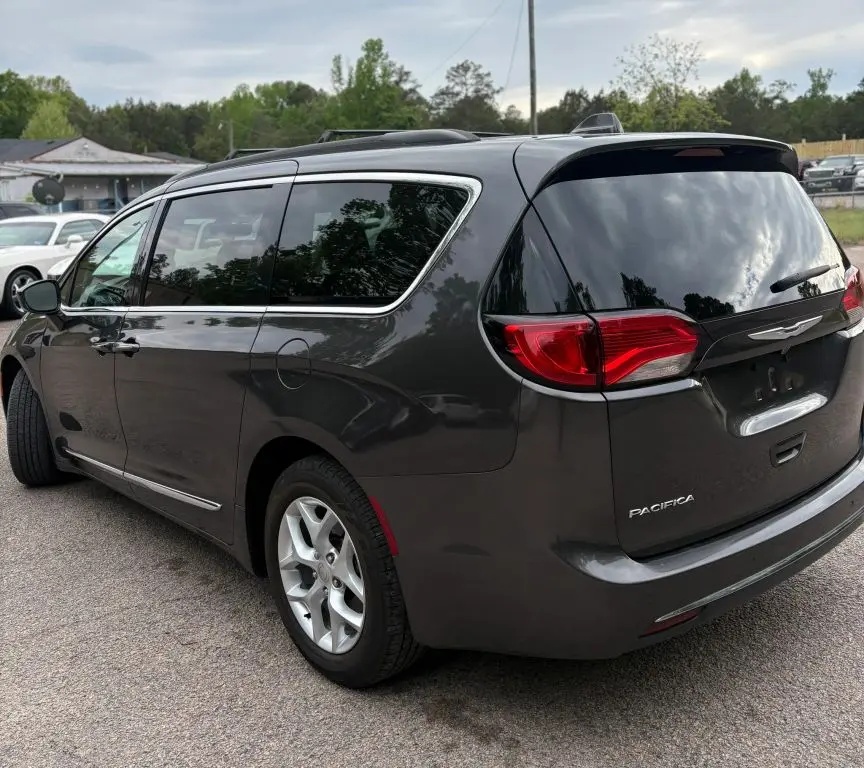 2017 Chrysler Pacifica Touring-L photo 4