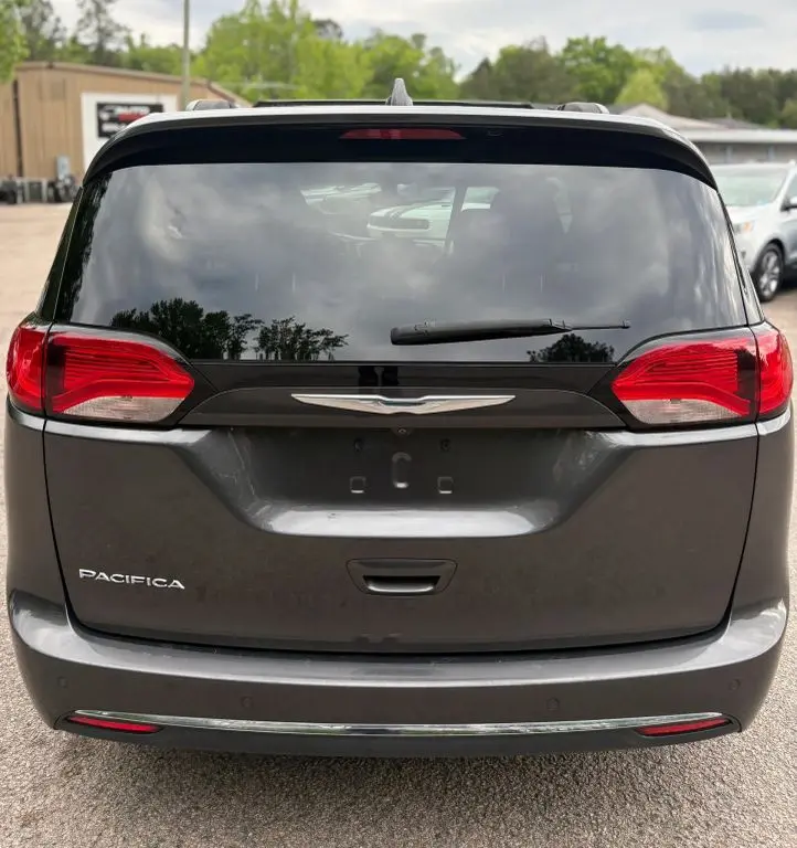 2017 Chrysler Pacifica Touring-L photo 5