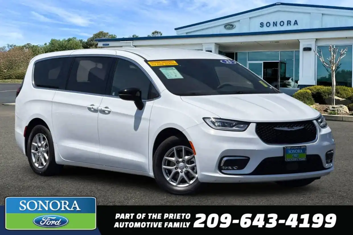 2025 Chrysler Pacifica Select's photo