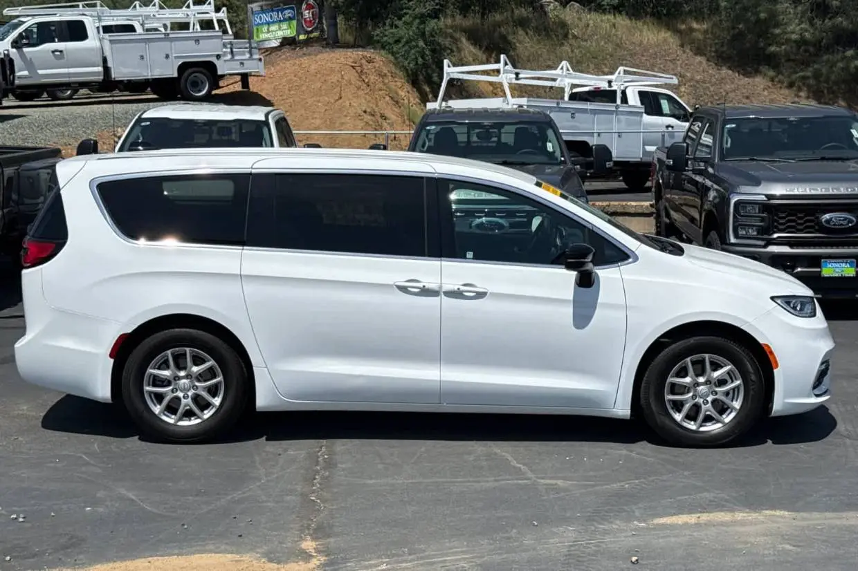 2025 Chrysler Pacifica Select photo 3