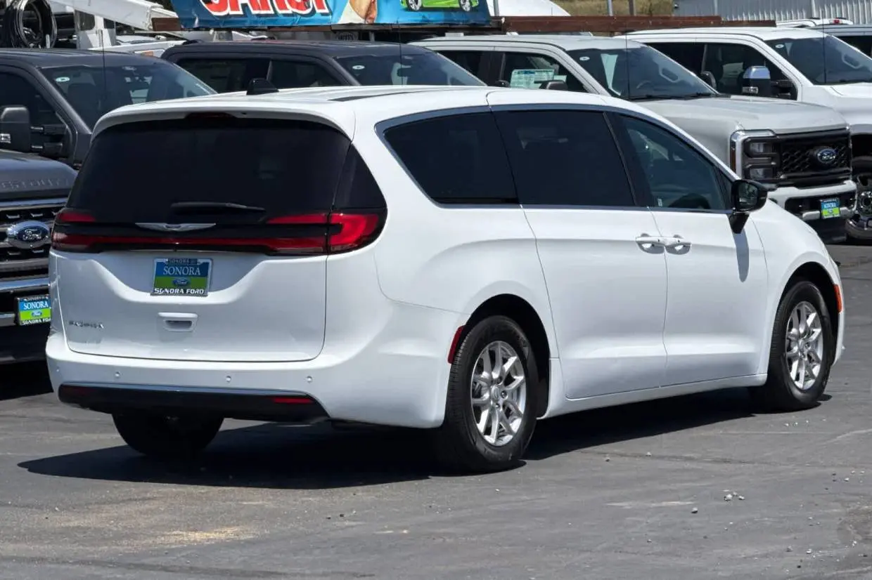2025 Chrysler Pacifica Select photo 4