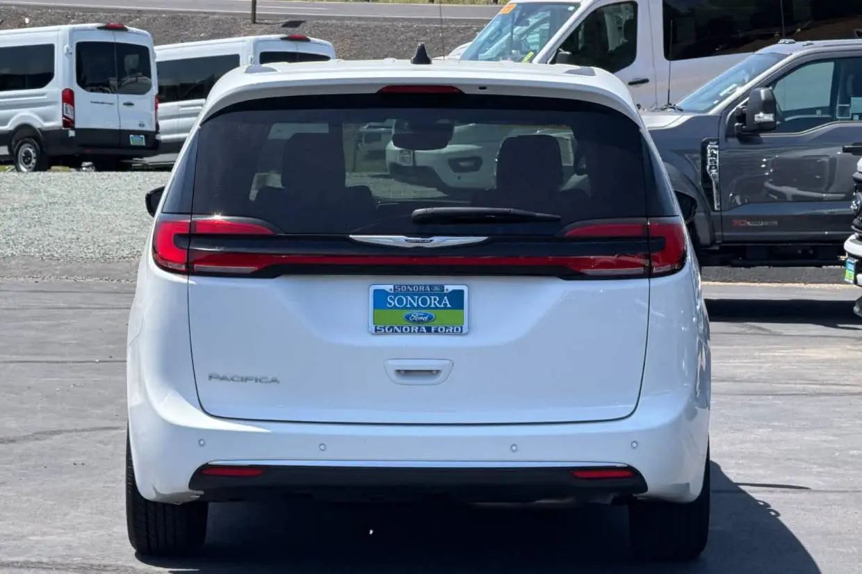 2025 Chrysler Pacifica Select photo 5