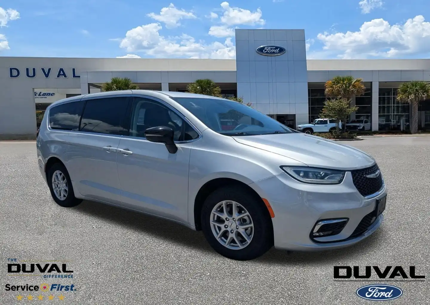 2024 Chrysler Pacifica Touring L's photo