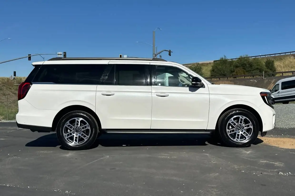 2025 Ford Expedition Active MAX 4x4 photo 3