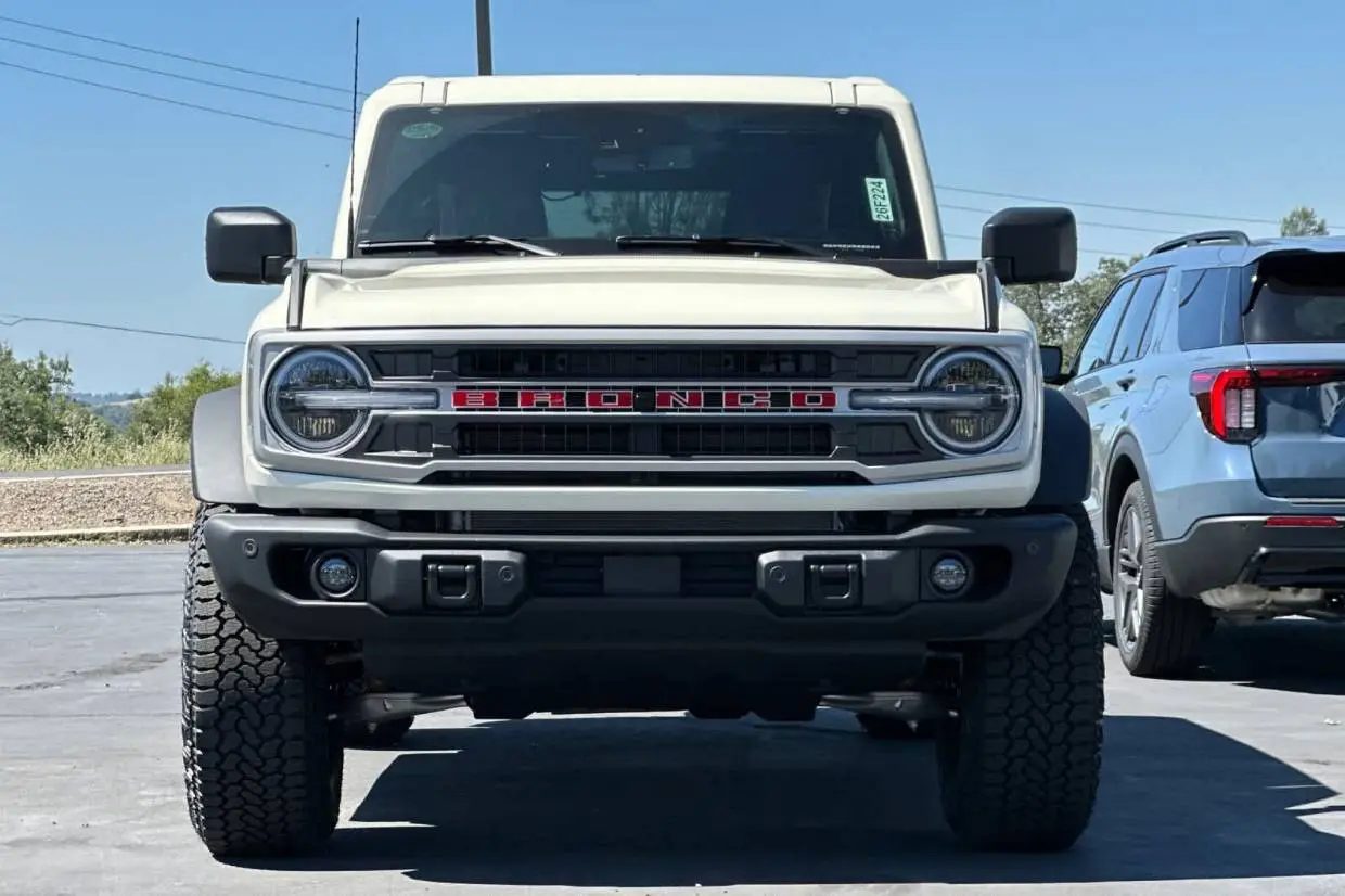 2026 Ford Bronco Outer Banks 4x4 photo 3