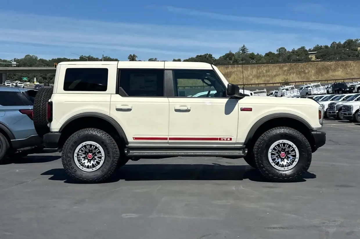 2026 Ford Bronco Outer Banks 4x4 photo 4