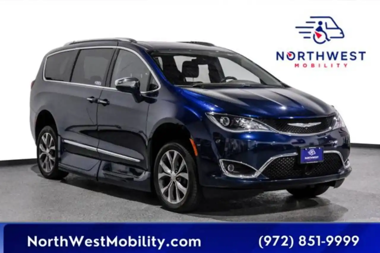 2017 Chrysler Pacifica Limited's photo