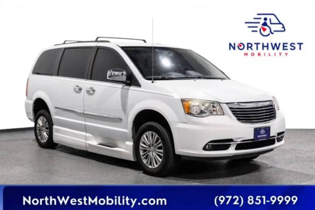 2016 Chrysler Town & Country Touring-L's photo
