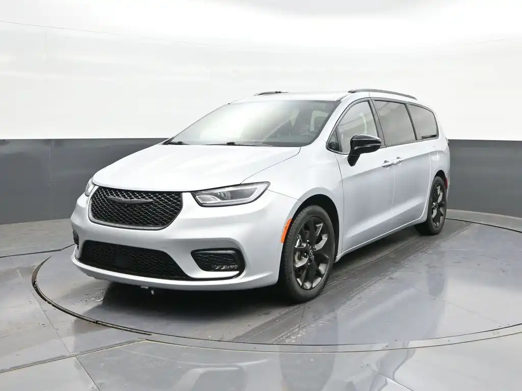 2026 Chrysler Pacifica Limited's photo
