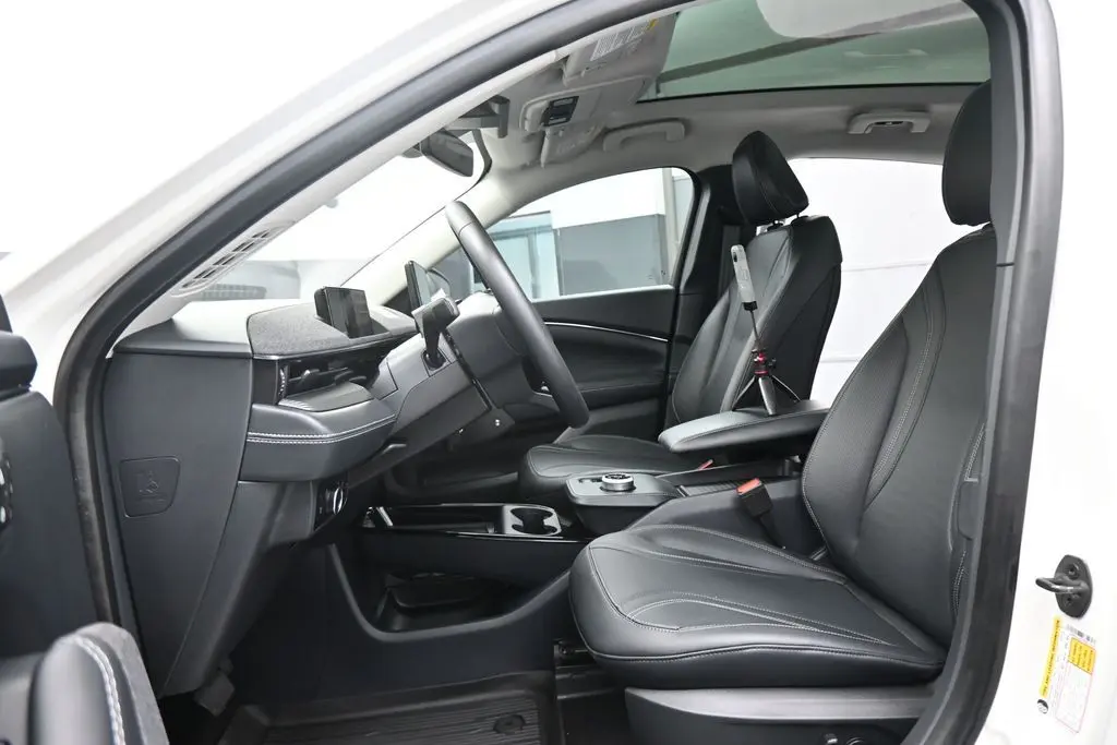 2023 Ford Mustang-Mach-e Premium photo 5