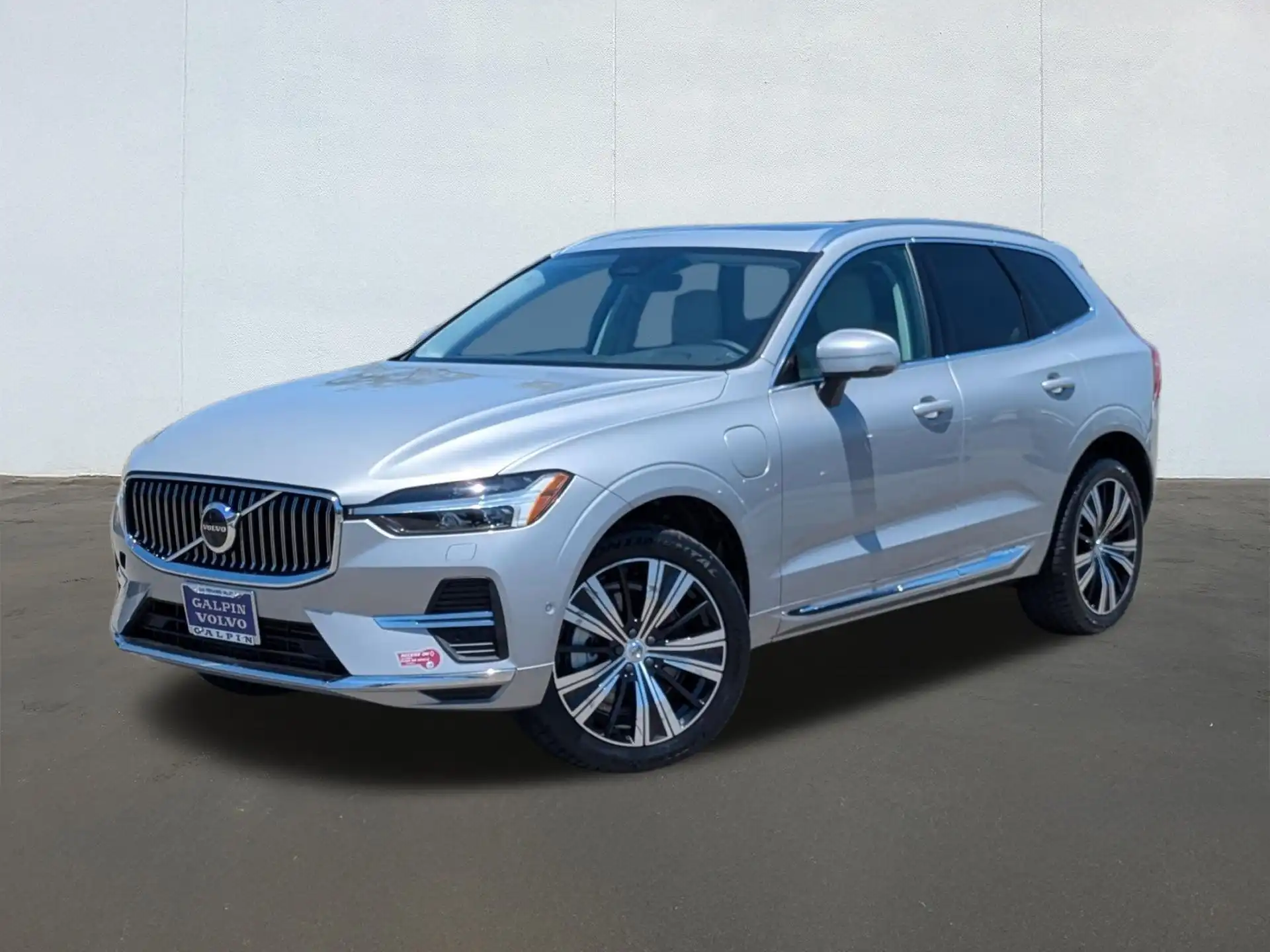 2023 Volvo XC60 T8 Plus Bright Theme AWD's photo
