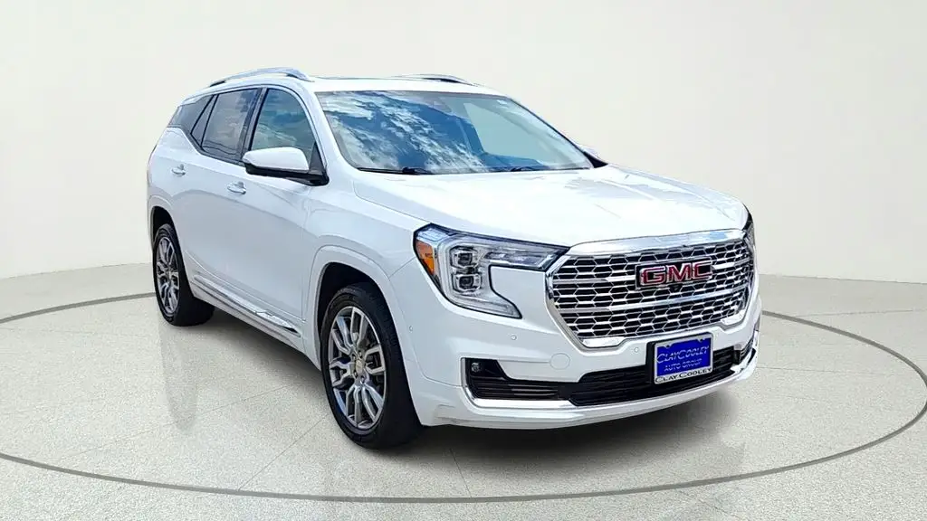 2024 GMC Terrain Denali AWD photo 1