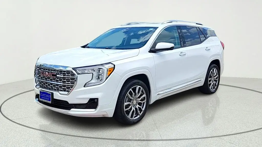 2024 GMC Terrain Denali AWD photo 3