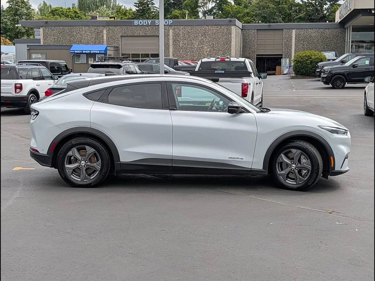 2023 Ford Mustang-Mach-e Select photo 5