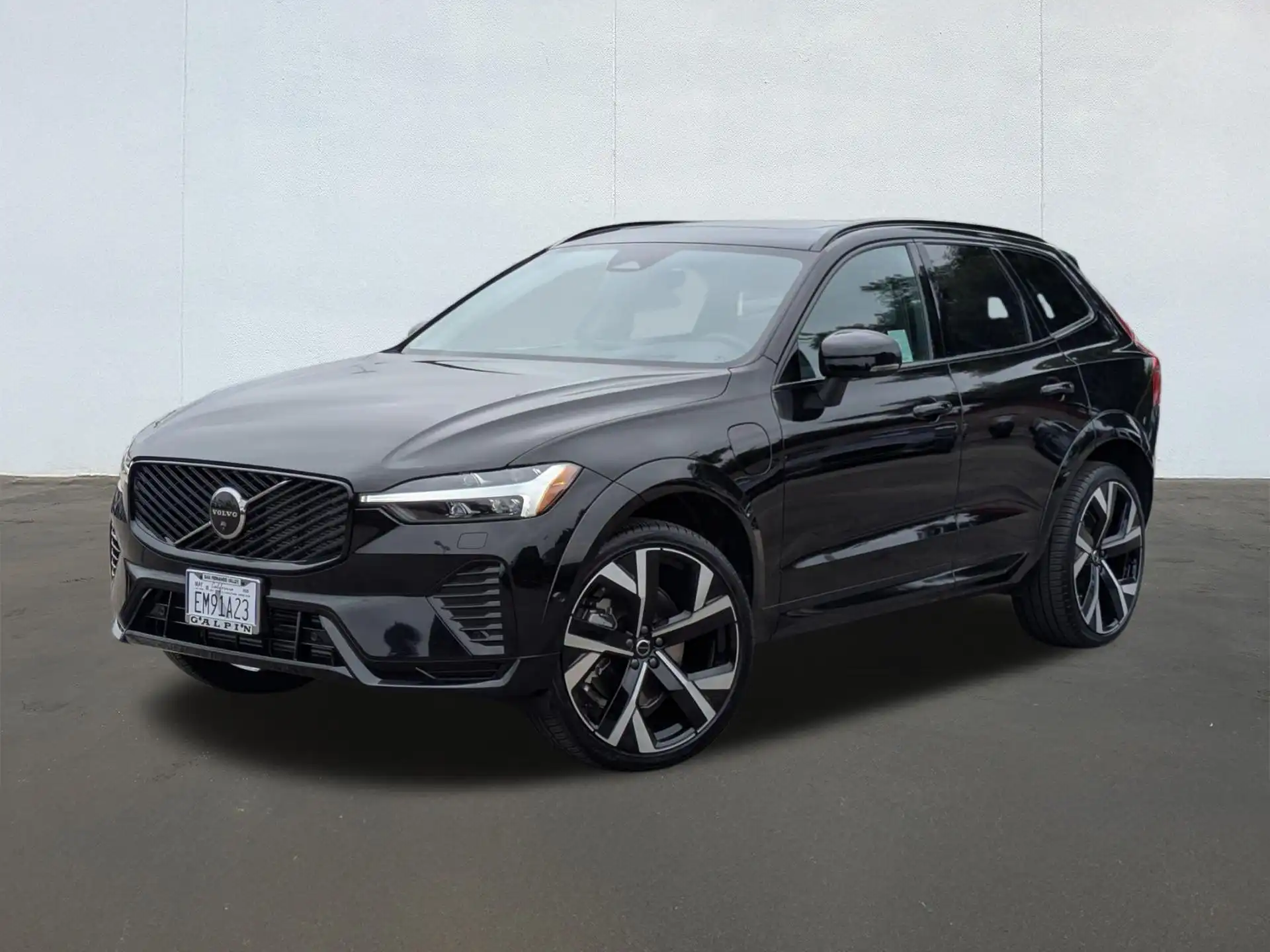 2026 Volvo XC60 T8 Ultra Dark AWD's photo