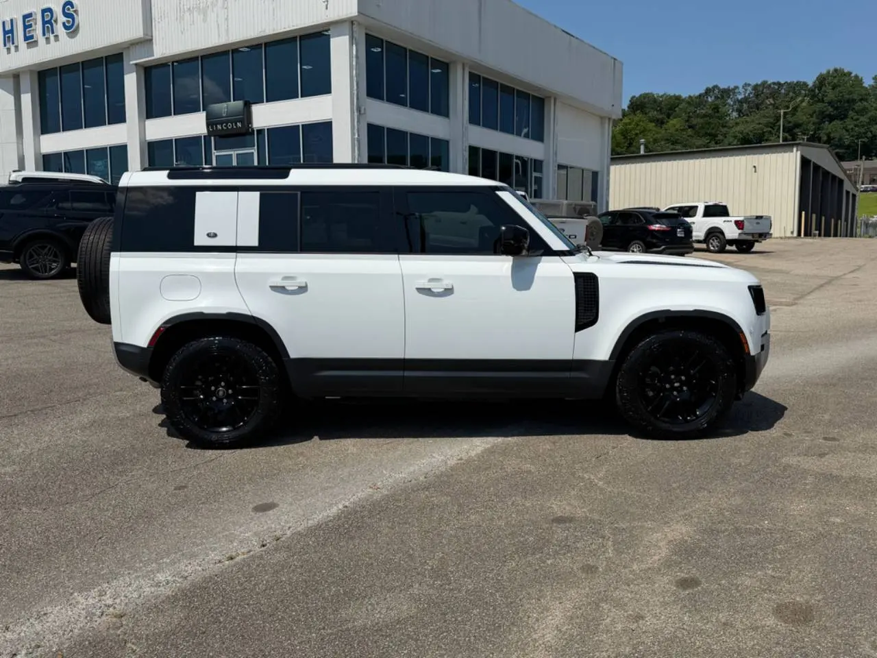 2024 Land Rover Defender 110 S P300 photo 3