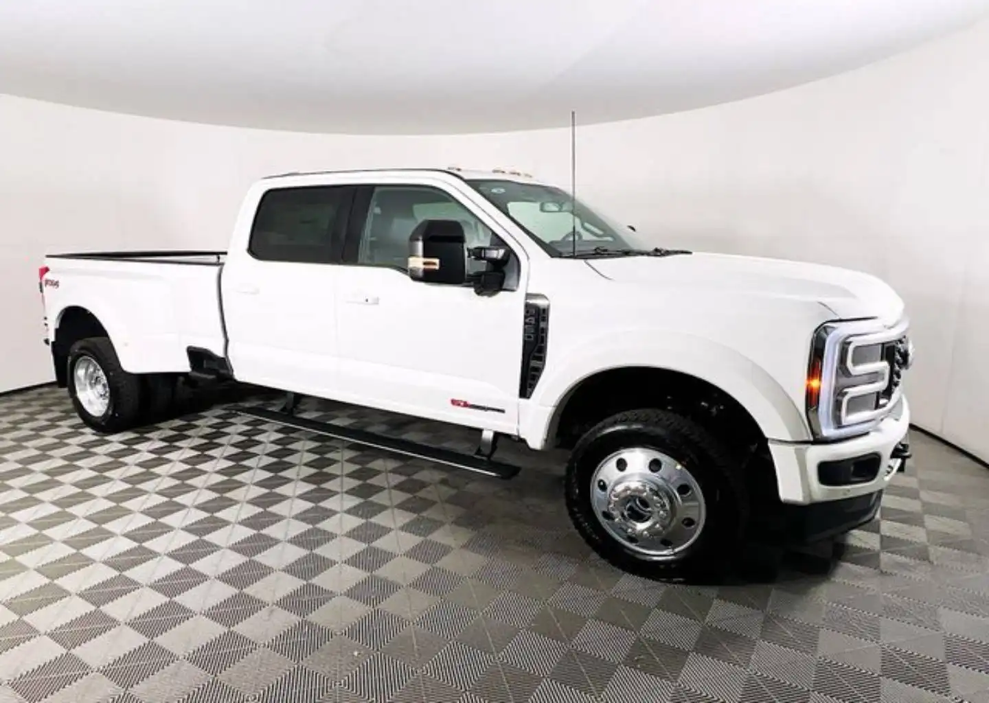 2026 Ford F-450 Platinum 4WD Crew Cab DRW 8' Box's photo