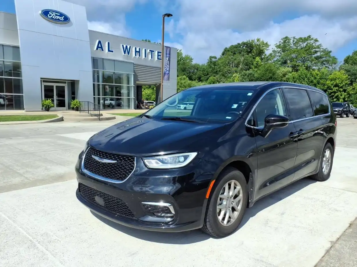 2024 Chrysler Pacifica Touring L's photo