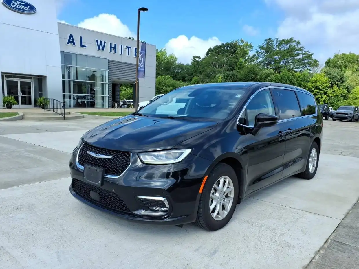 2023 Chrysler Pacifica Touring L's photo